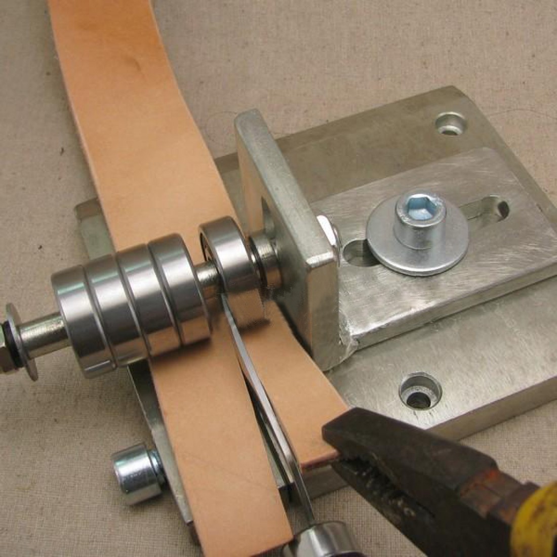 Manual leather splitter machine